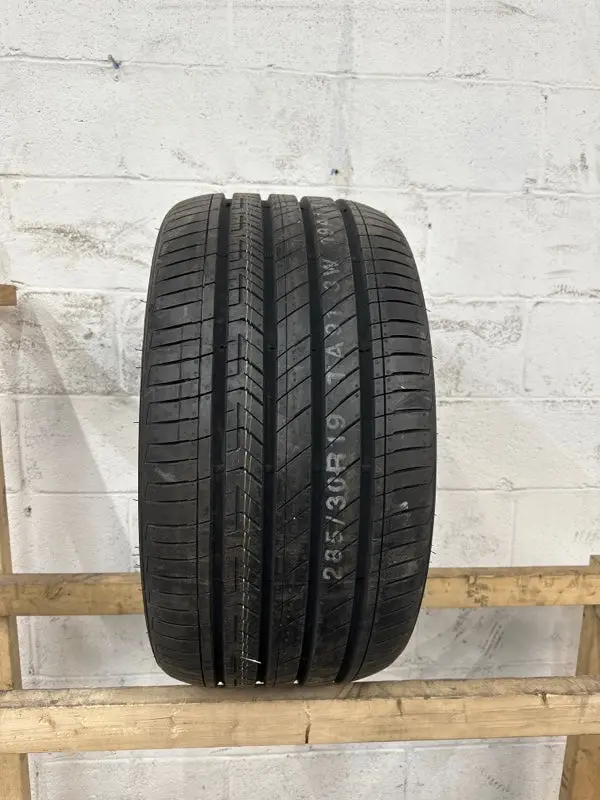 Kumho Majesty 9 Solus Size 285/30/19 1
