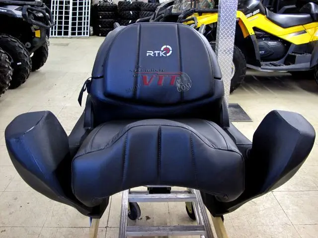 Siège Motoneige Rtk Titan Touring Universel Avec Coffre Intégré / Braquettes Incluses 1
