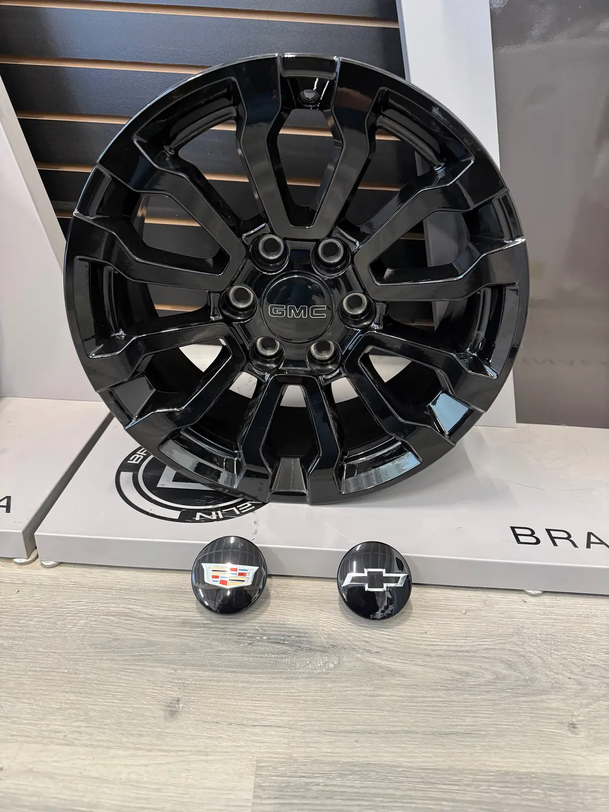 Gmc/Chevy At4 Oem Blackout 386 Gloss Black 18X8.5 +26 6X139.7Mm 77.8Mm 1