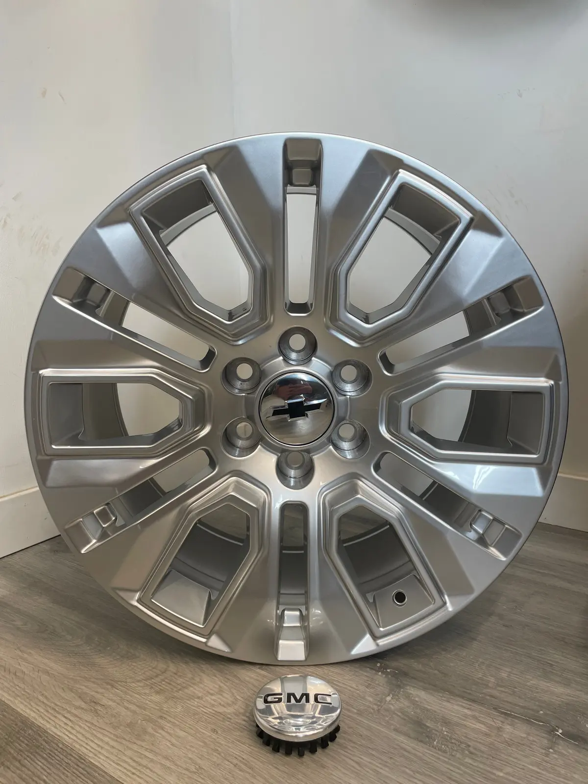 R232 Gmc/Chevy Oem Reps Hyper Silver | 20X9 +24 6X139.7Mm 1