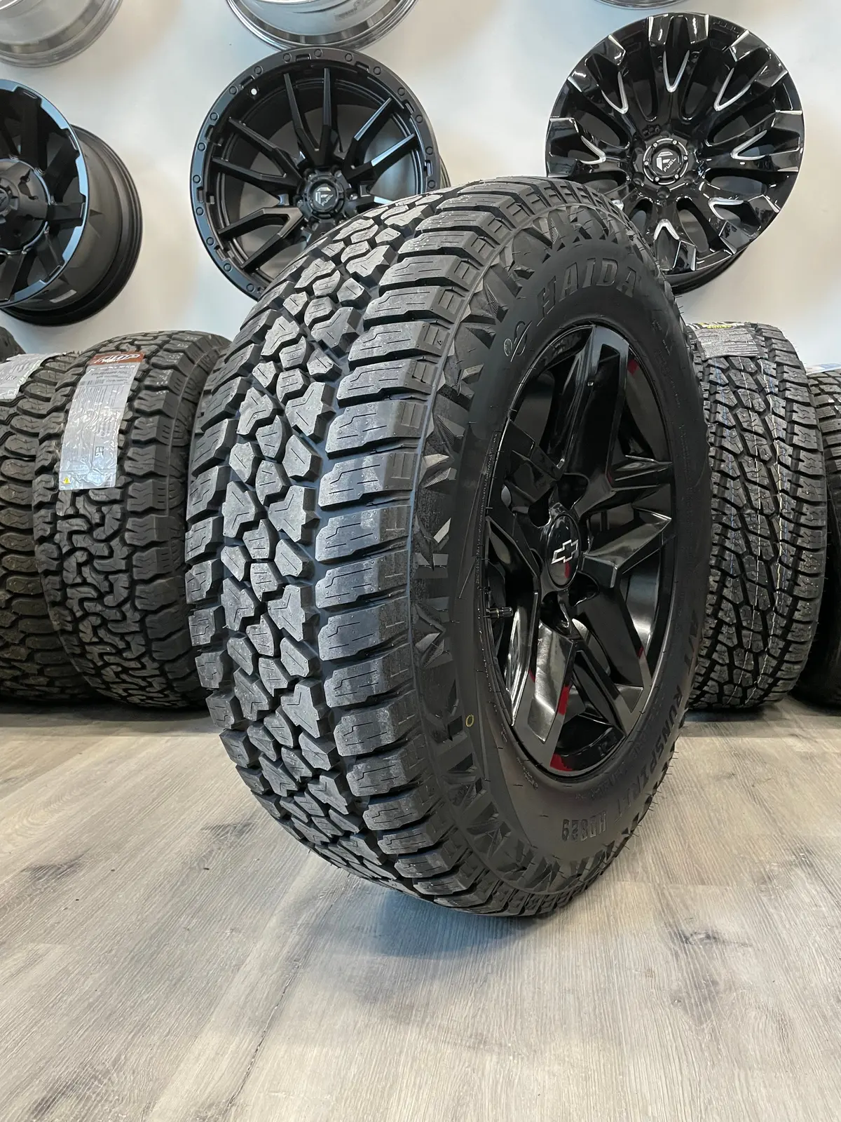 (Set Of Four) Trailboss Oem Reps R245 18X8.5 6X139.7 +26 Gloss Blk | Lt 10 Ply 275/65R18 Haida 829  A/T 3Pms ( Gmc Sierra,Silverado, Tahoe, Yukon ) 1