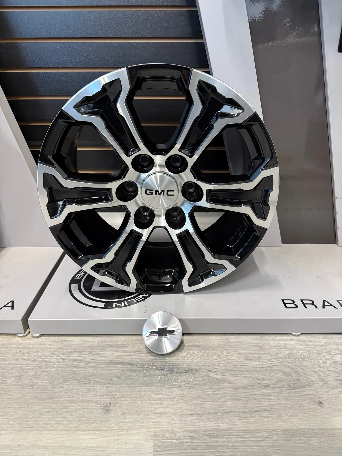Art Gmc At4 Oem Reps 385 Gloss Black - Machined Face 18X8.5 +26 6X139.7Mm 77.8Mm 1