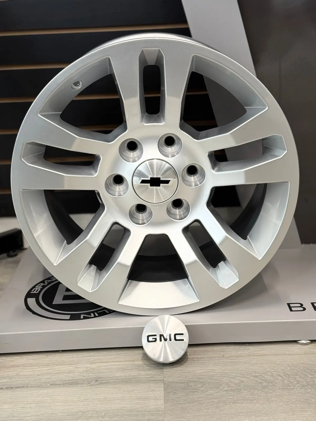 R237 Gmc/Chevy Oem Reps Hyper Silver | 18X8.5 +20 6X139.7 1